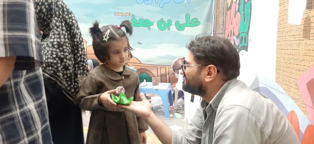 در شب وفات حضرت موسی مبرقع(ع)؛ غرفه فرهنگی‌هنری کانون پرورش فکری قم میزبان مسئولان و زائران شد