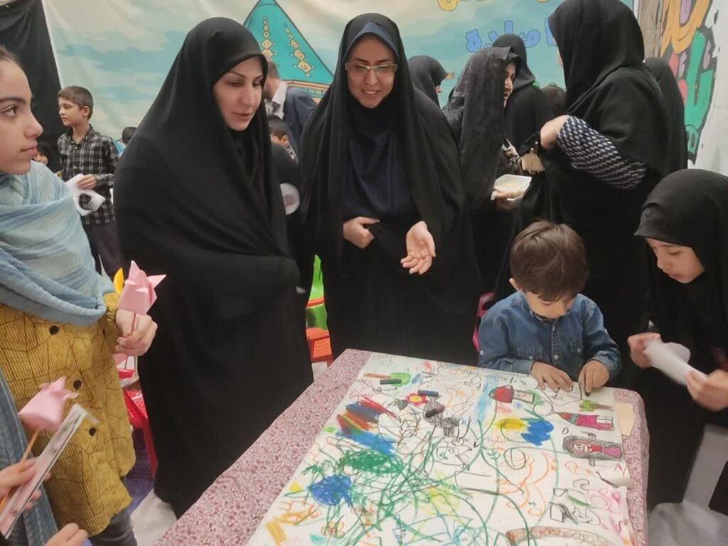 در شب وفات حضرت موسی مبرقع(ع)؛ غرفه فرهنگی‌هنری کانون پرورش فکری قم میزبان مسئولان و زائران شد