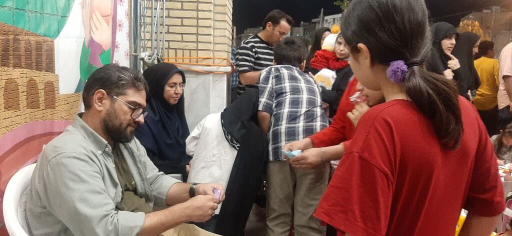 در شب وفات حضرت موسی مبرقع(ع)؛ غرفه فرهنگی‌هنری کانون پرورش فکری قم میزبان مسئولان و زائران شد