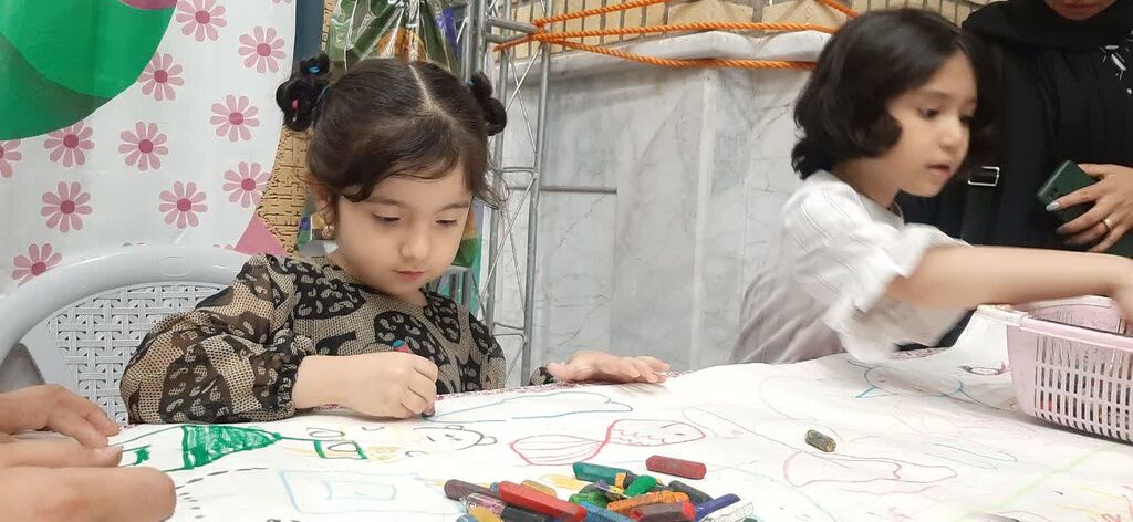 در شب وفات حضرت موسی مبرقع(ع)؛ غرفه فرهنگی‌هنری کانون پرورش فکری قم میزبان مسئولان و زائران شد