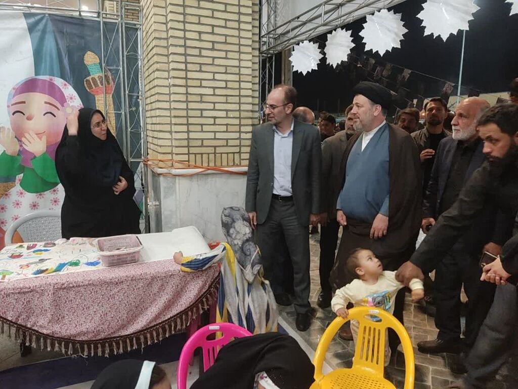 در شب وفات حضرت موسی مبرقع(ع)؛ غرفه فرهنگی‌هنری کانون پرورش فکری قم میزبان مسئولان و زائران شد