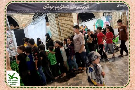 در شب وفات حضرت موسی مبرقع(ع)؛ غرفه فرهنگی‌هنری کانون پرورش فکری قم میزبان مسئولان و زائران شد