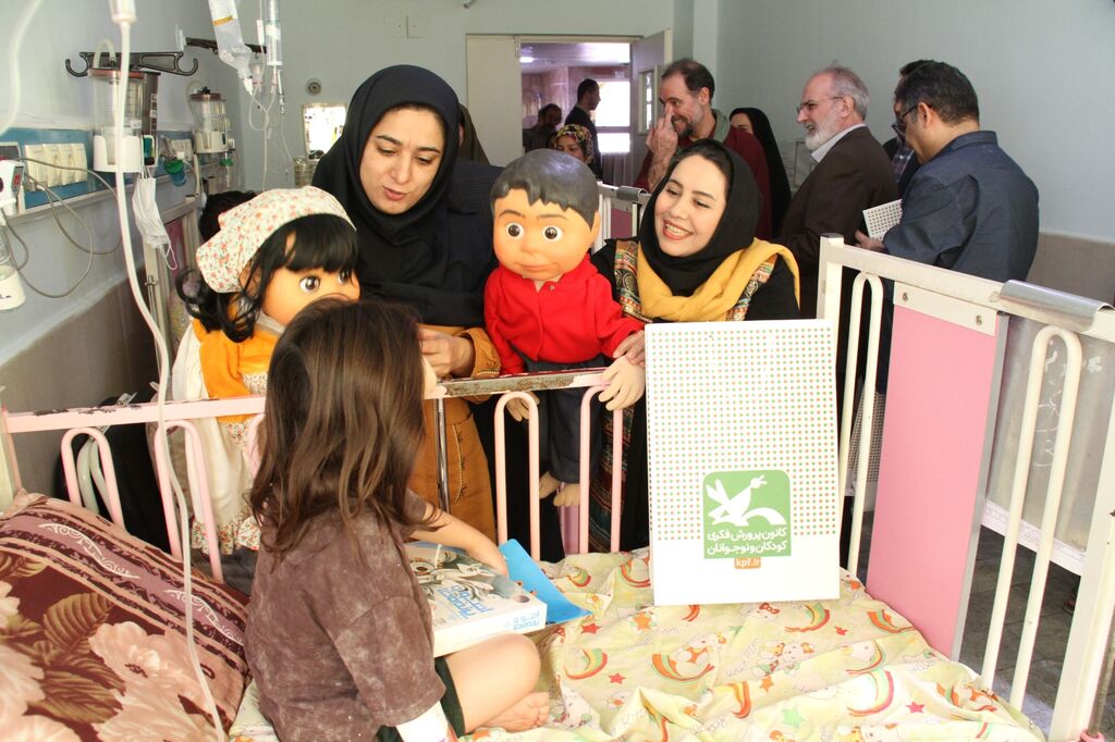 1356871-1 دیدار مدیرعامل کانون با کودکان بیمار در بیمارستان بهرامی