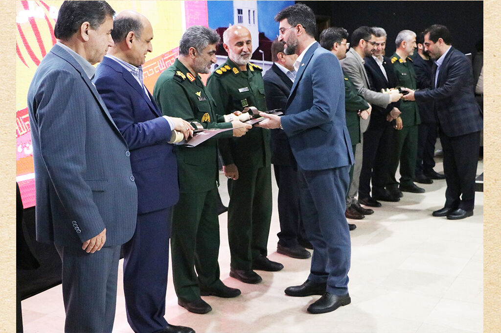 1356885-1 تجلیل از کانون پرورش فکری گیلان به پاس نقشآفرینی در کنگره ۸۰۰۰ شهید استان