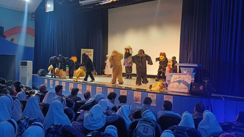 1357132-1 اجرای نمایش موزیکال «قصه عروسکها» در کانون کرمانشاه