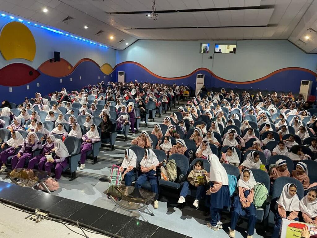 1357133-1 اجرای نمایش موزیکال «قصه عروسکها» در کانون کرمانشاه