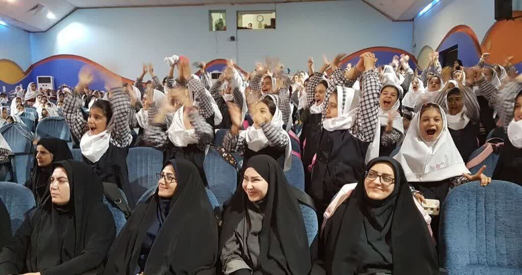 1357135-1 اجرای نمایش موزیکال «قصه عروسکها» در کانون کرمانشاه