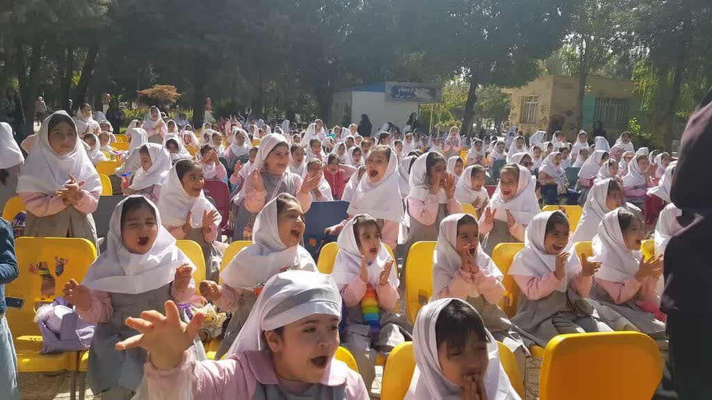 1357141-1 اجرای نمایش موزیکال «قصه عروسکها» در کانون کرمانشاه