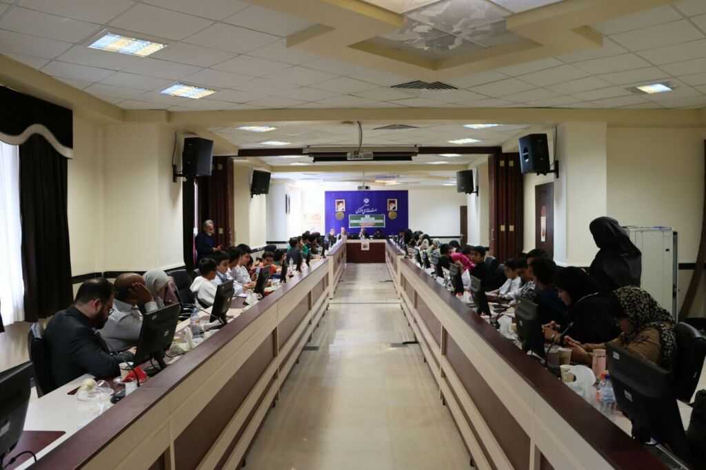 1357460-2 نشست صمیمی منتخبین کودکان و نوجوانان با مسئولین استانی در استانداری مرکزی