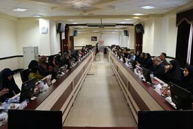 نشست صمیمی منتخبین کودکان و نوجوانان با مسئولین استانی در استانداری مرکزی