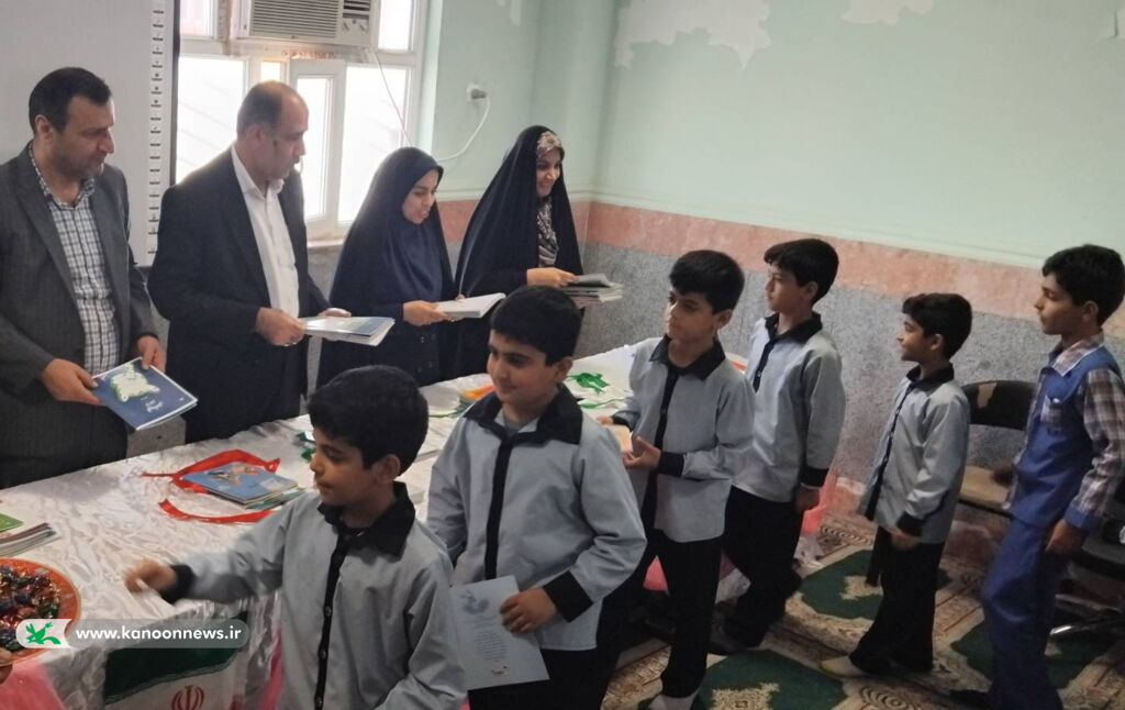 اهدا کتاب به دانش‌آموزان روستاهای لیلک و چاه تلخ جنوبی