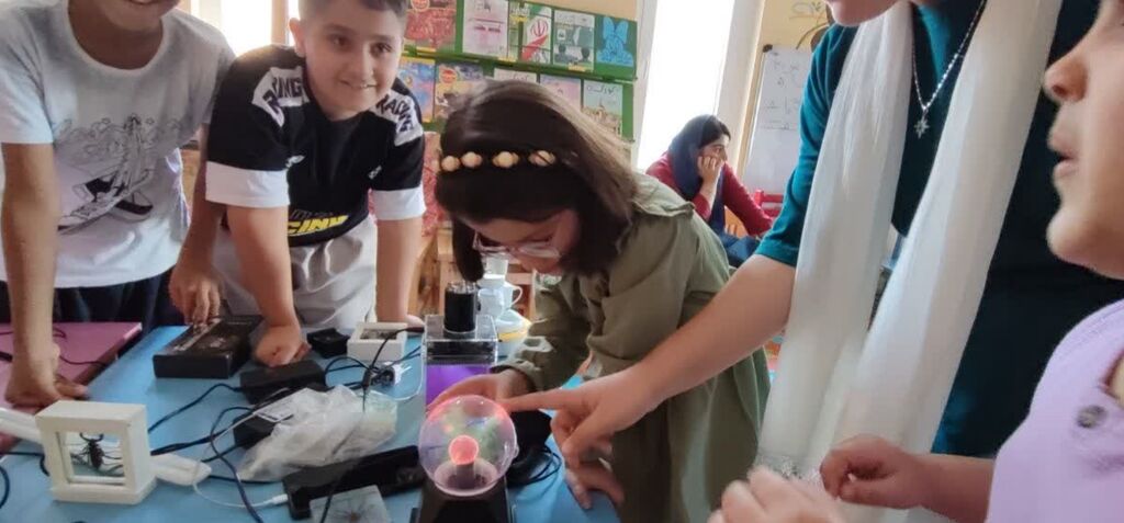 1357809-1 برگزاری کارگاه علمی «از میکروسکوپ تا تلسکوپ» در مرکز پاوه