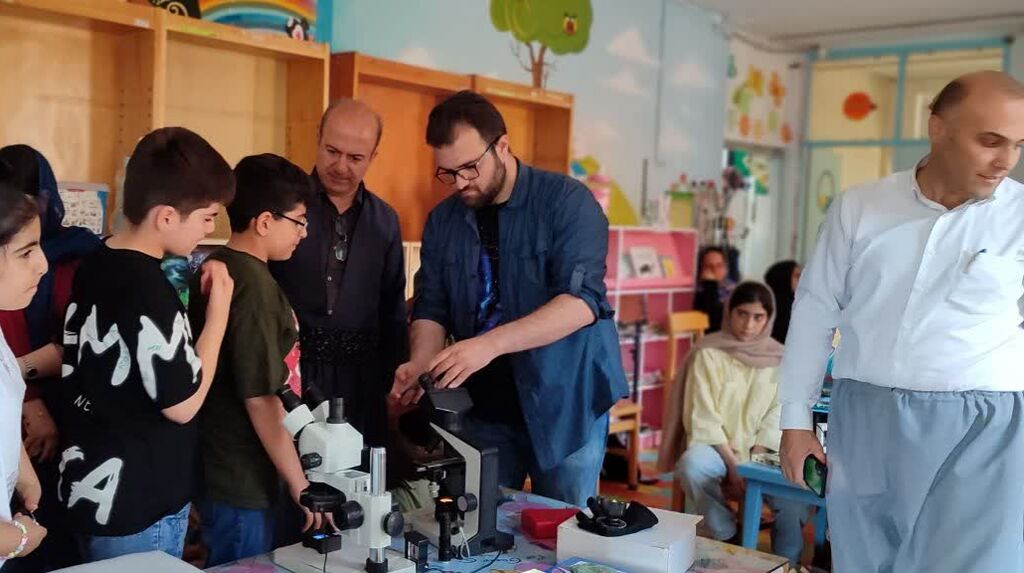 1357812-1 برگزاری کارگاه علمی «از میکروسکوپ تا تلسکوپ» در مرکز پاوه