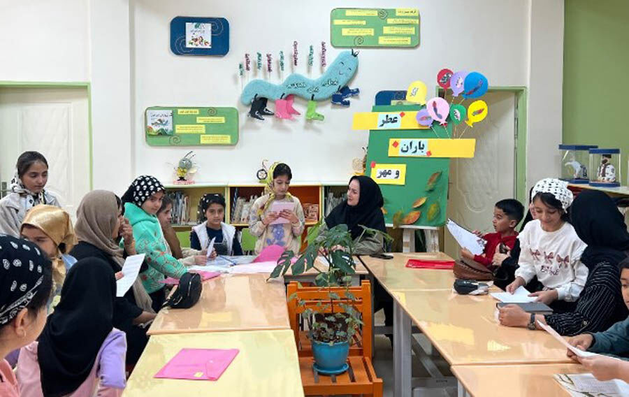 1358304-1 نشستهای ادبی «عطر باران» در مراکز کانون استان اردبیل برگزار شد