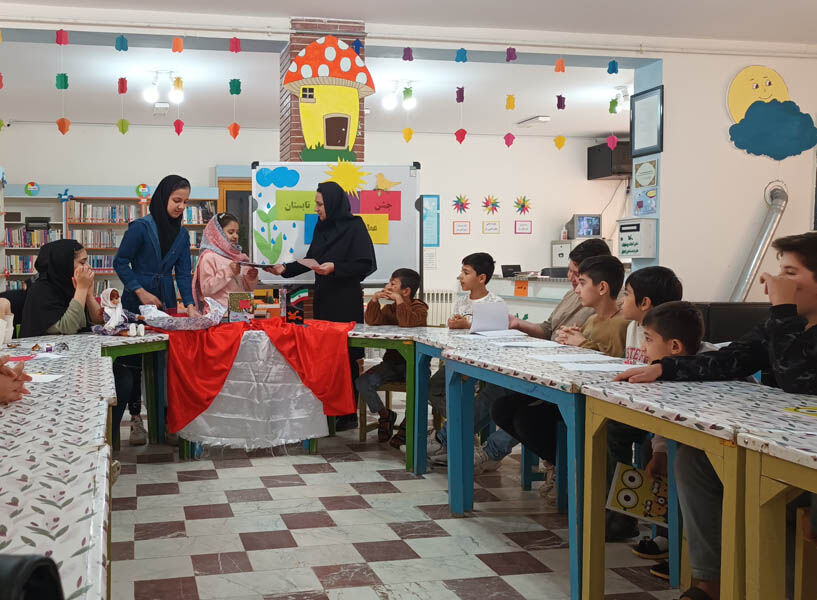 1358316-1 نشستهای ادبی «عطر باران» در مراکز کانون استان اردبیل برگزار شد