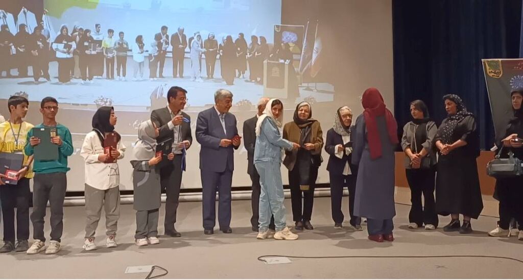 1358359-1 عضو کانون مرکز آباده بهعنوان نخبه برتر جشنواره دانشآموزی ربیع فارس معرفی شد