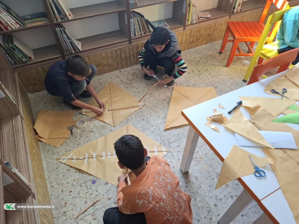 1358382-1 جشنواره بادبادکها به مناسبت هفته ملی کودک در همدان برگزار شد