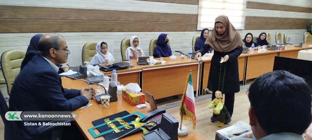 1358389-1 نشست صمیمانه همکاران مراکز فرهنگی هنری حوزه سیستان با فرماندار شهرستان زابل برگزار شد