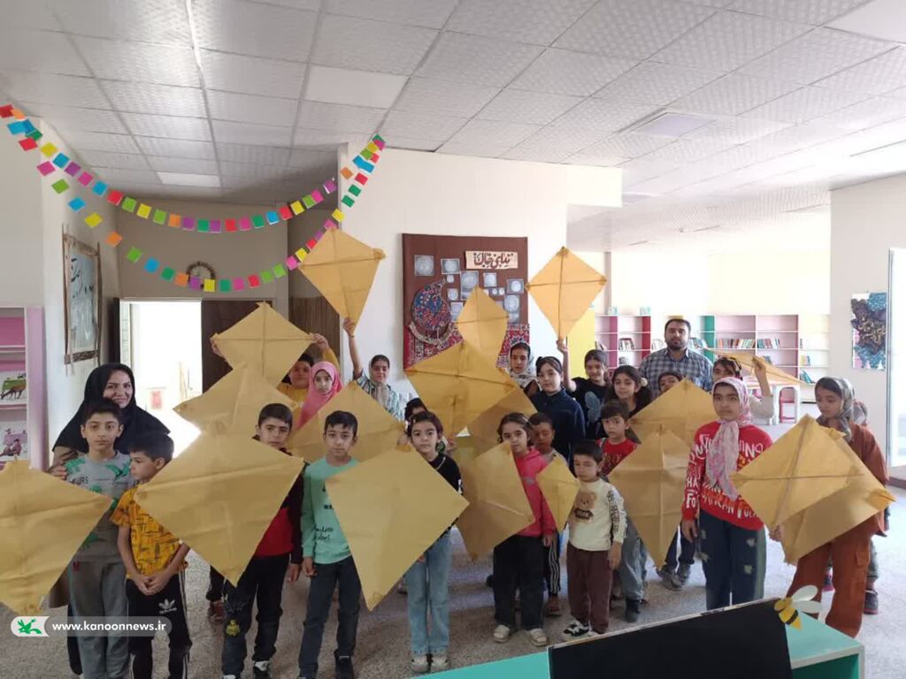 1358393-1 جشنواره بادبادکها به مناسبت هفته ملی کودک در همدان برگزار شد