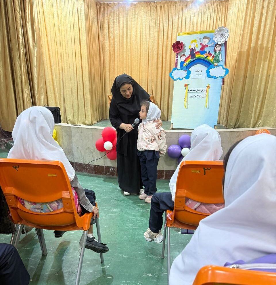 1358406-1 کاشت نهال به یاد «کودکان شهید» توسط مدرسه یاقوت در مرکز شماره ۳ کانون تبریز