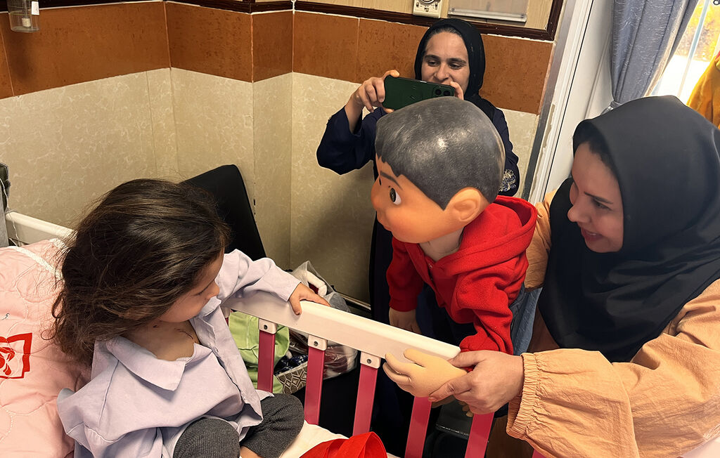 1358481-1 هنرمندان مرکز تئاتر کانون در کنارکودکان بیمارِ بیمارستان شهید رجایی