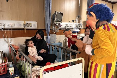 هنرمندان مرکز تئاتر کانون در کنارکودکان بیمارِ بیمارستان شهید رجایی