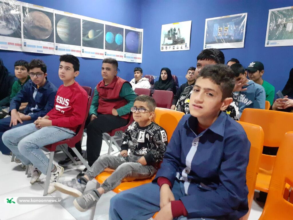 درخشش علم در نگاه‌های کوچک و پرسشگر