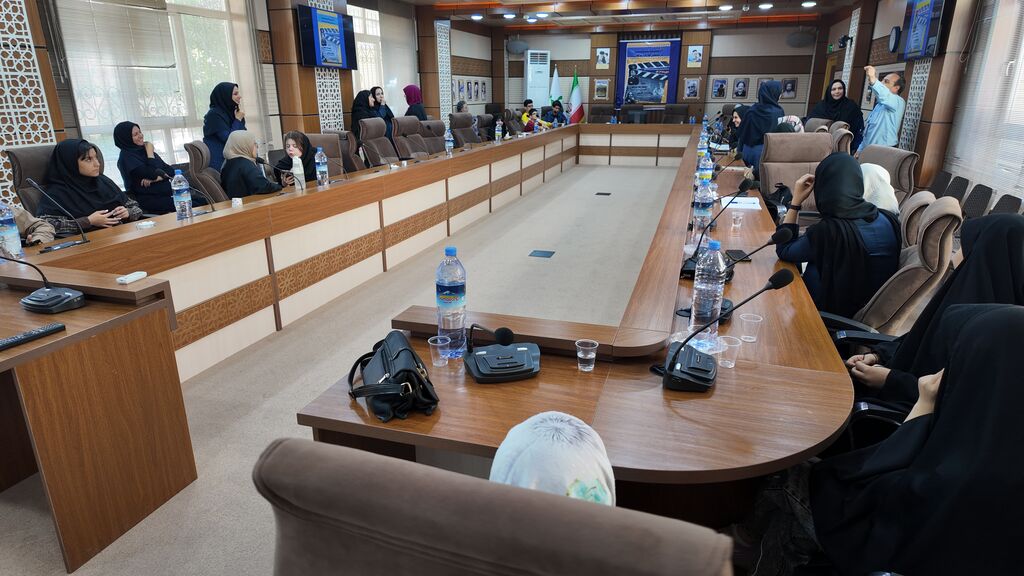 1358586-1 نشست تخصصی «بررسی جایگاه ادبیات در سینمای کودک و نوجوان» در کانون قم برگزار شد