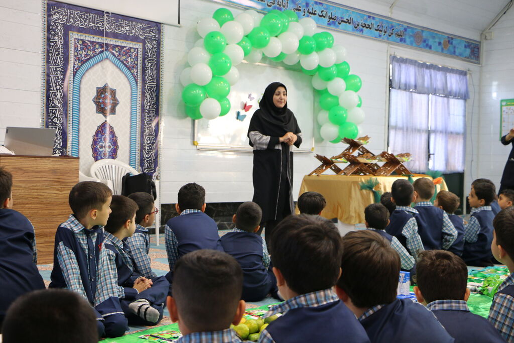 1358616-1 آموزگاران مدرسه عمار یاسر با شیوهنامه جشنواره بینالمللی قصهگویی آشنا شدند