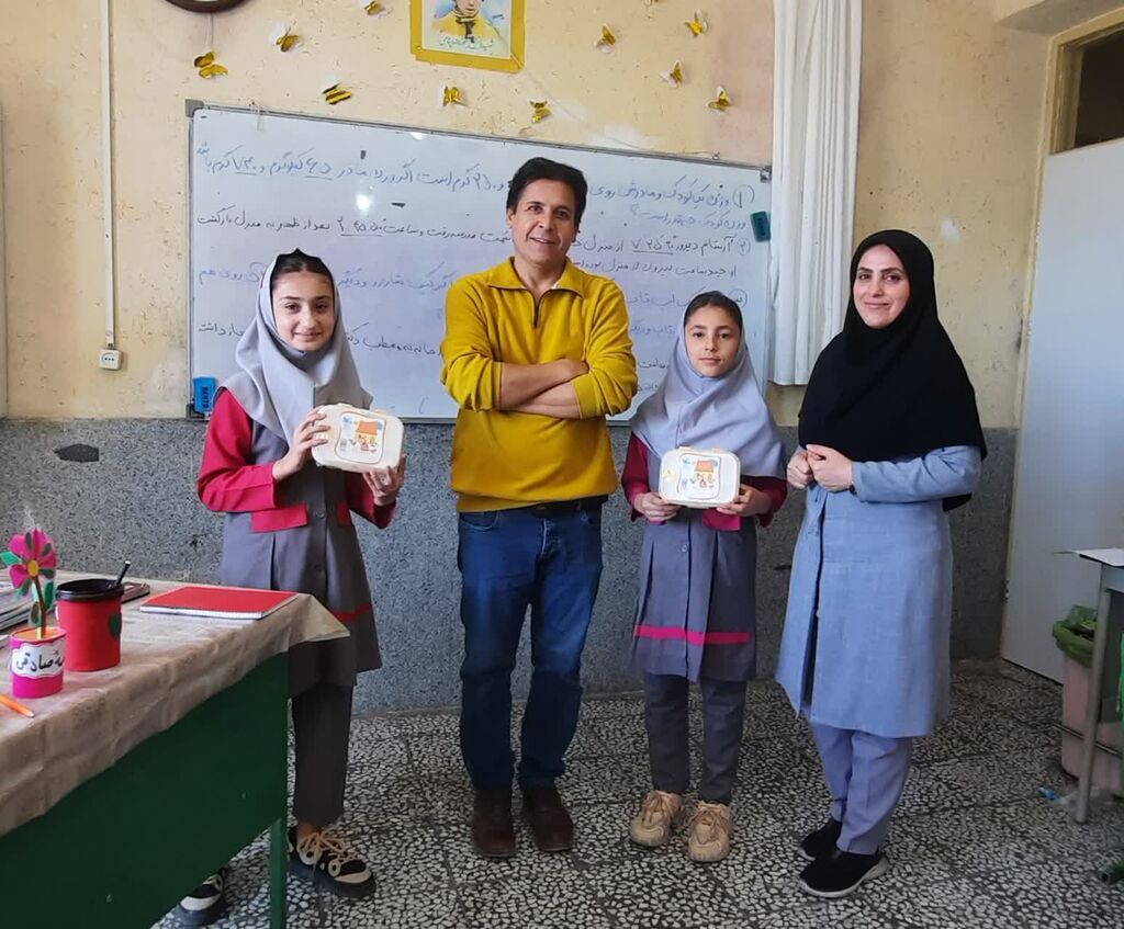 1358694 هدای جوایز به اعضای فعال مراکز سیار و پستی کانون همدان