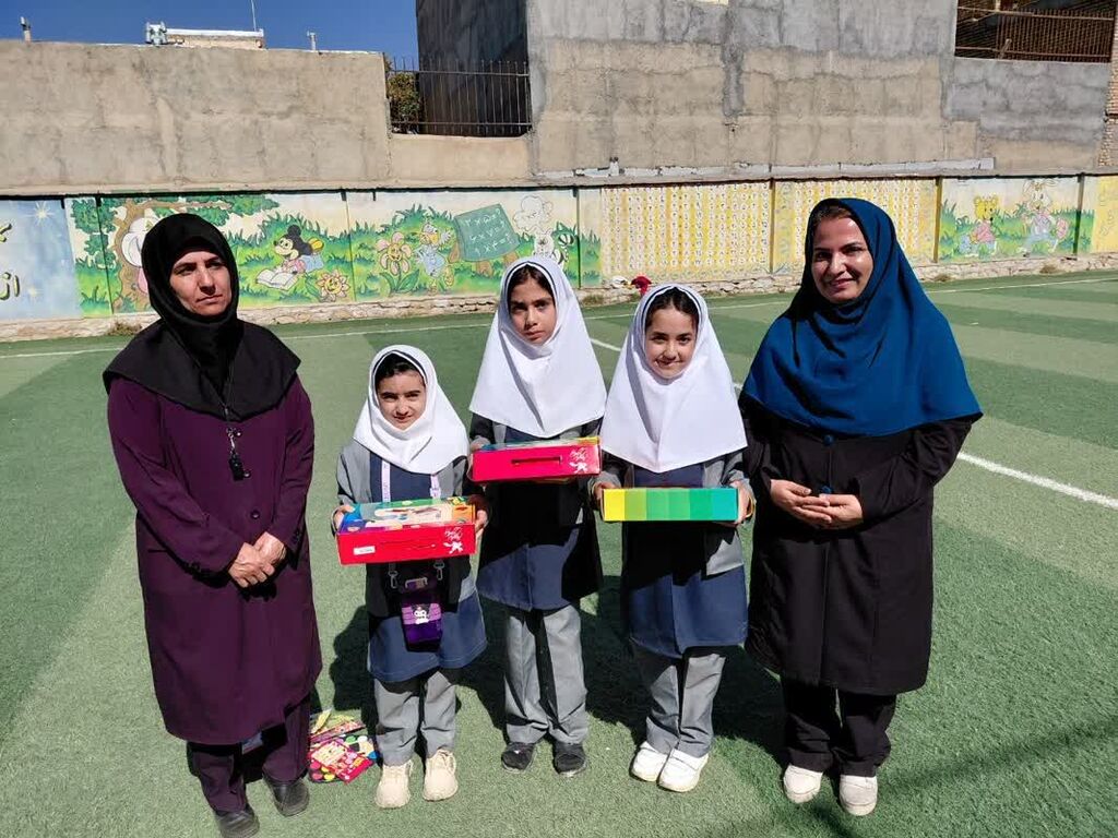 1358695 هدای جوایز به اعضای فعال مراکز سیار و پستی کانون همدان