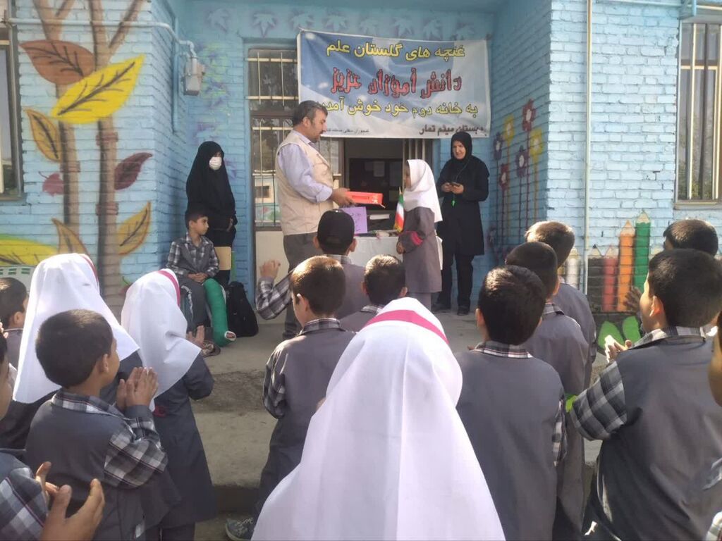 1358696 هدای جوایز به اعضای فعال مراکز سیار و پستی کانون همدان