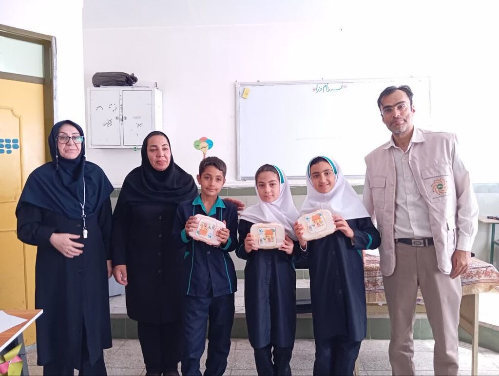 1358699 هدای جوایز به اعضای فعال مراکز سیار و پستی کانون همدان