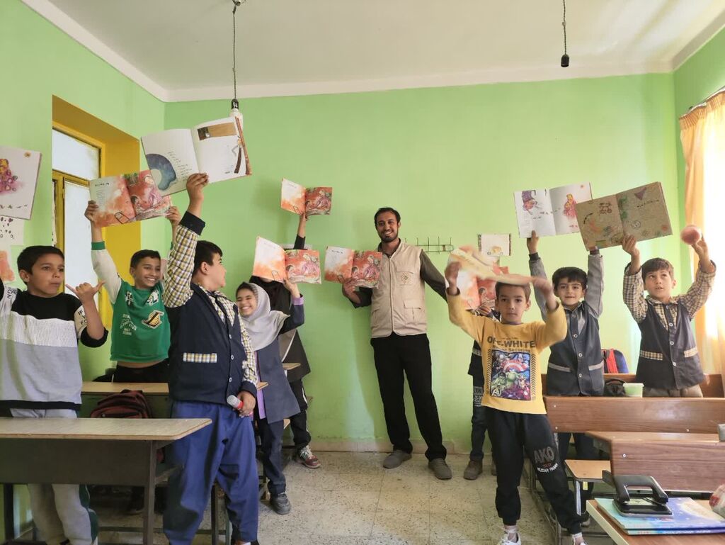 1358701 هدای جوایز به اعضای فعال مراکز سیار و پستی کانون همدان