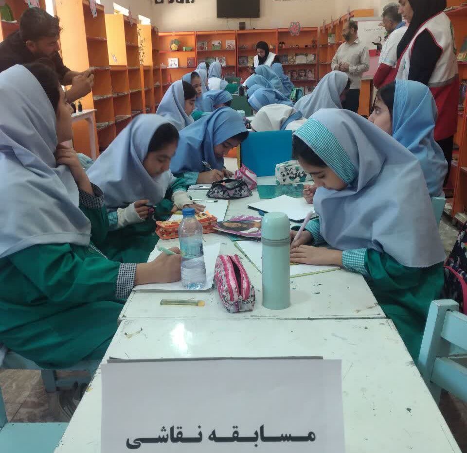 1358734-1 کودکان گیلانغرب با زبان نقاشی "خانه ایمن من" را آموختند