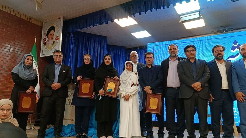 1358766-1 اختتامیه سومین مهرواره «جوانههای قلم» در محمدشهر برگزار شد