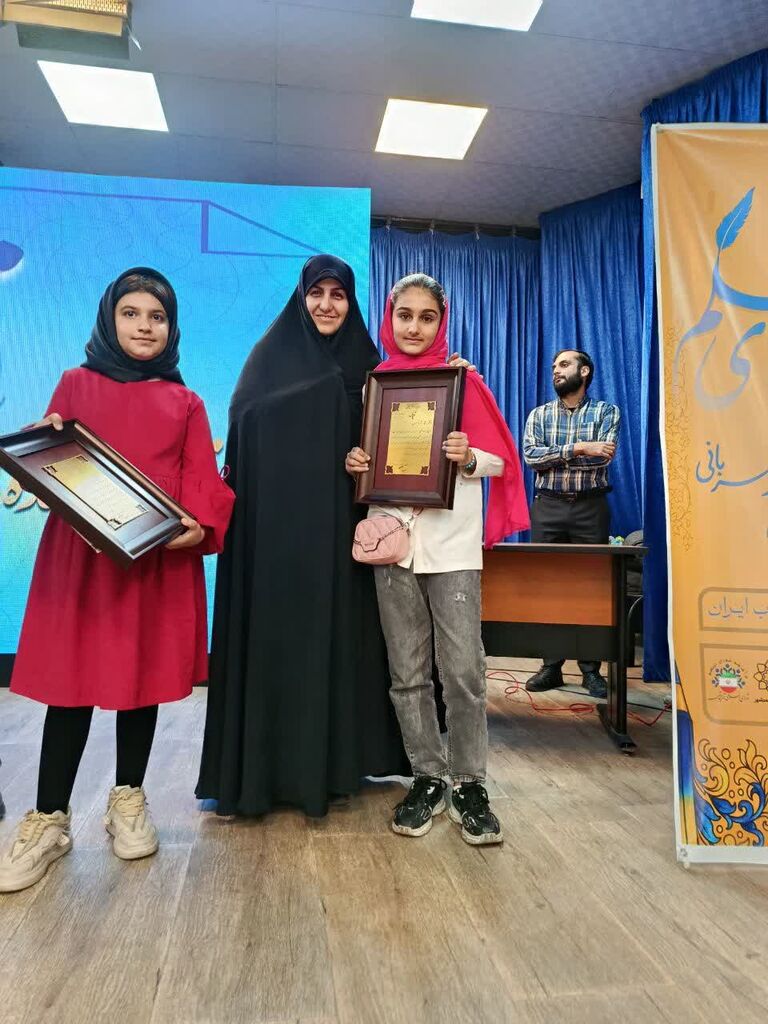 1358769-1 اختتامیه سومین مهرواره «جوانههای قلم» در محمدشهر برگزار شد