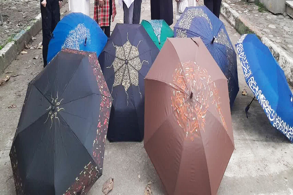 1358907-1 چترها به «خط» جان گرفتند/ خوشنویسی سایبان مهربانیشد