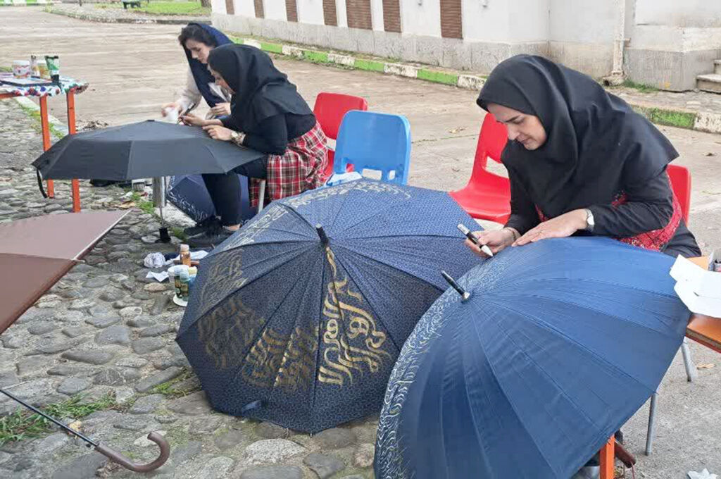 1358908-1 چترها به «خط» جان گرفتند/ خوشنویسی سایبان مهربانیشد