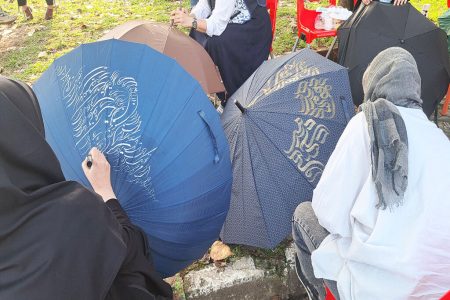 چترها به «خط» جان گرفتند/ خوش‌نویسی سایبان مهربانی‌شد