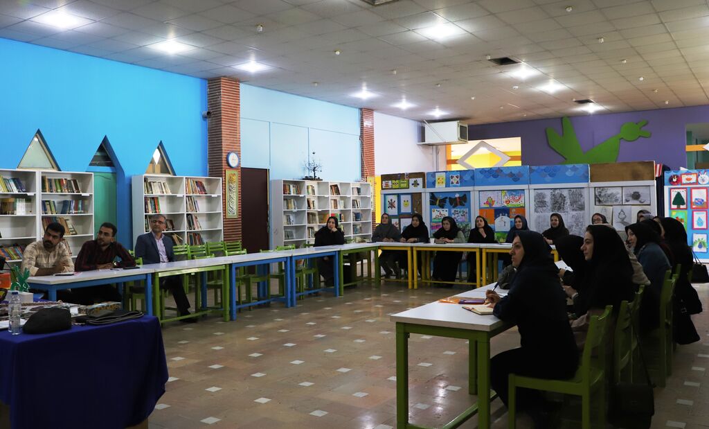 1358911-1 دوره آموزشی سرود برای مربیان کانون استان قزوین