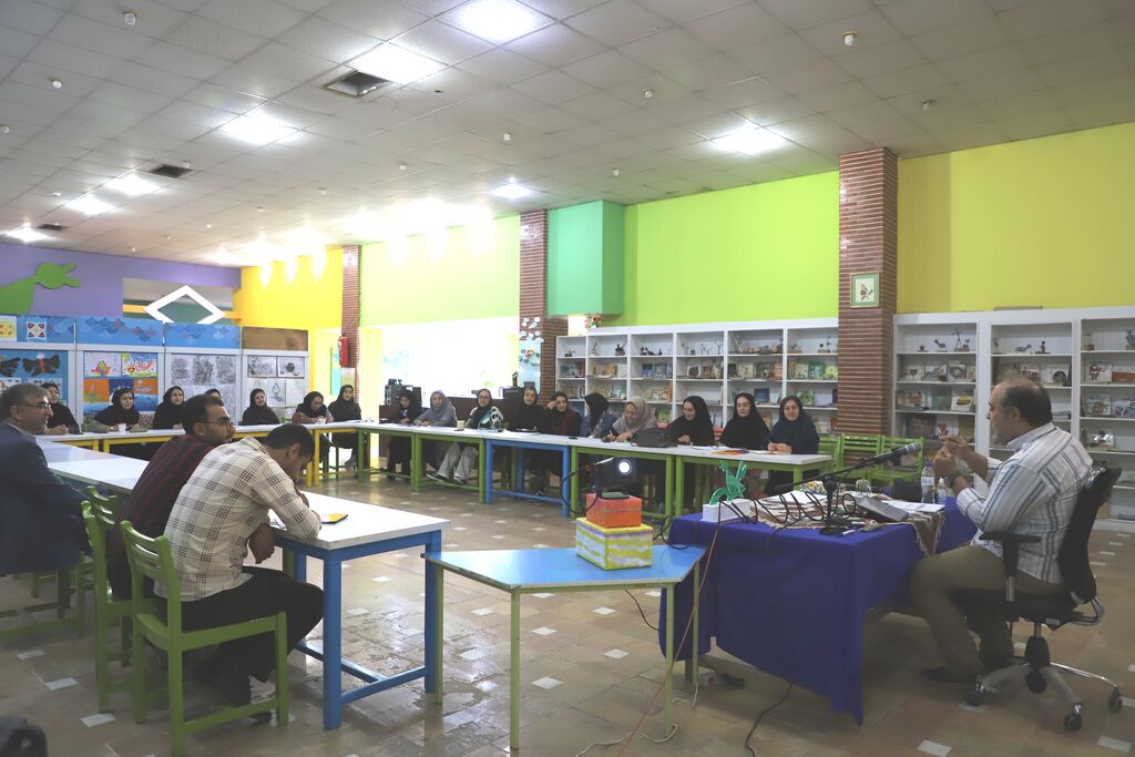 1358912-1 دوره آموزشی سرود برای مربیان کانون استان قزوین