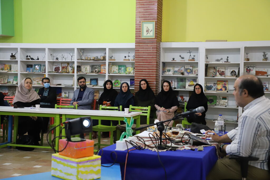 1358914-1 دوره آموزشی سرود برای مربیان کانون استان قزوین