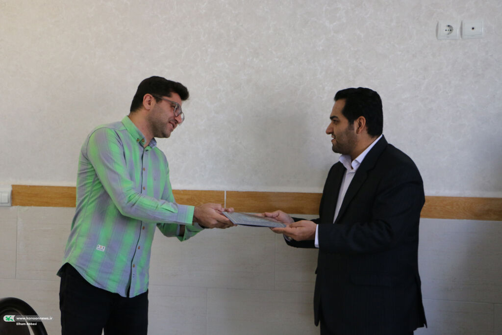 1358959-1 تقدیر مدیرکل کانون سمنان از کارکنان معاونت فرهنگی به مناسبت هفته ملی کودک