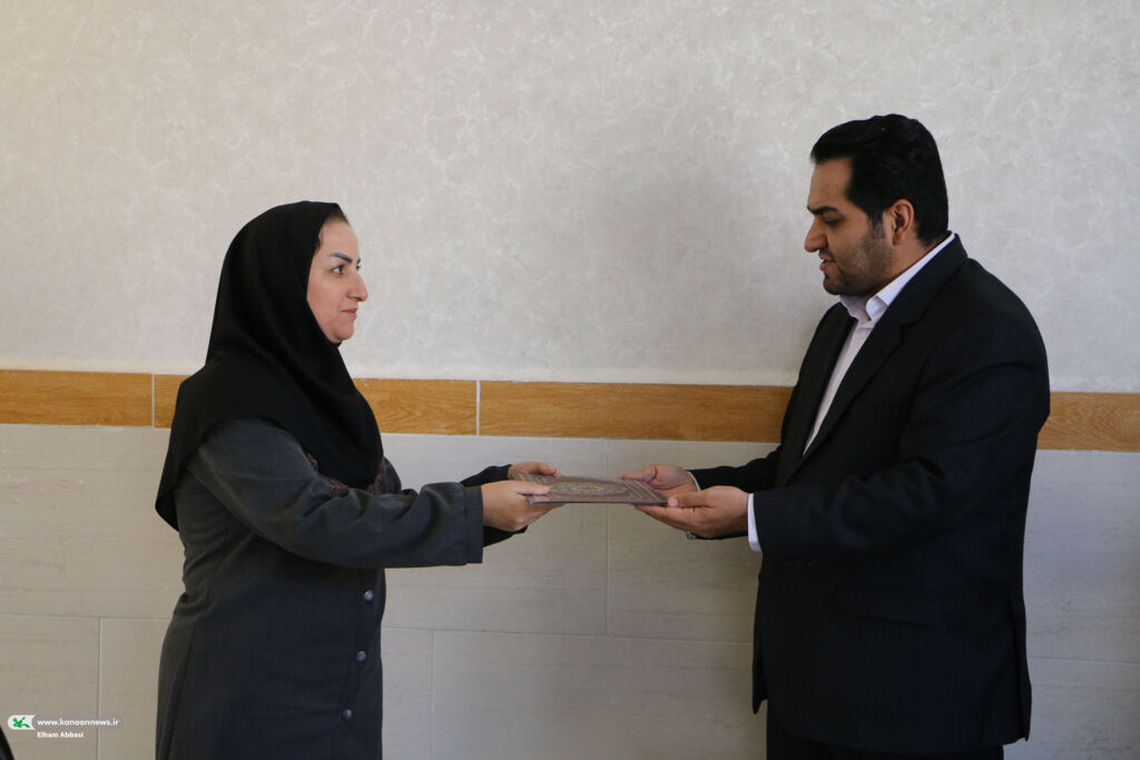 1358960-1 تقدیر مدیرکل کانون سمنان از کارکنان معاونت فرهنگی به مناسبت هفته ملی کودک