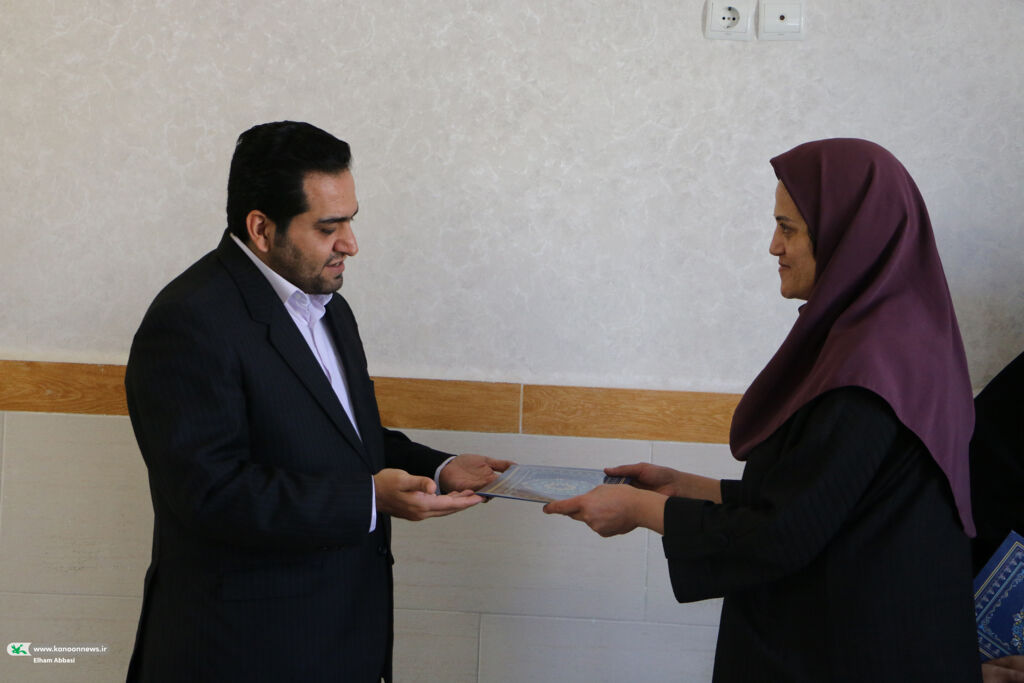 1358961-1 تقدیر مدیرکل کانون سمنان از کارکنان معاونت فرهنگی به مناسبت هفته ملی کودک