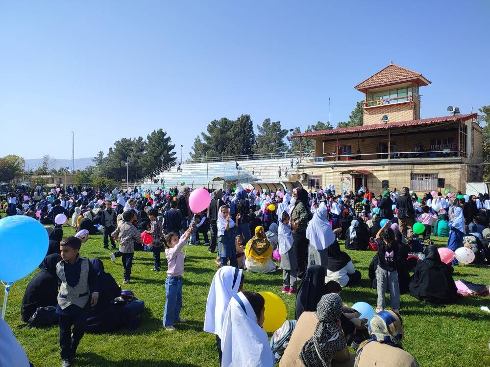 1358968-1 پاسارگاد میزبان بزرگترین گردهمایی کودکان در هفته ملی کودک