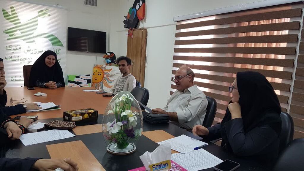 1358969-1 نشست هماهنگی اقدامات قصهگویی در دبیرخانه و مراکز کانون کرمانشاه