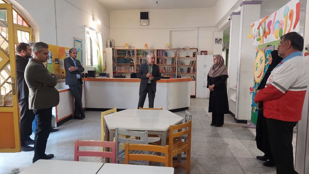 1359107 بازدید مسئولین شهرستان نیشابور از مراکز فرهنگی کانون در هفته ملی کودک