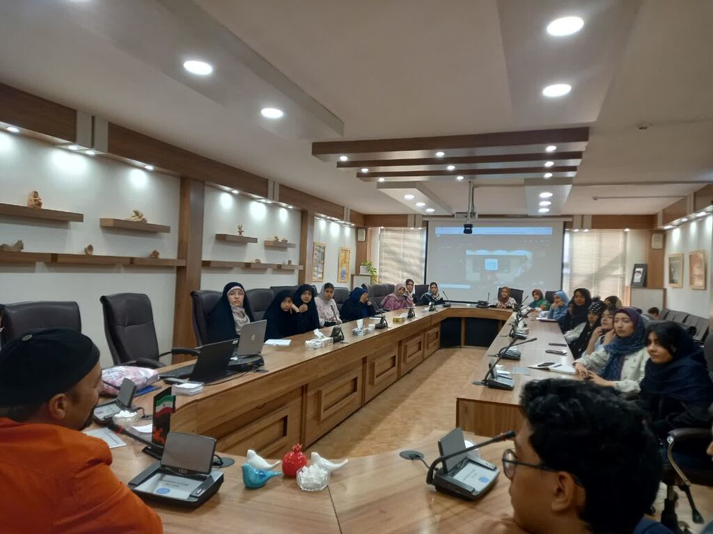 1359120-1 کارگاه «زاویه دید و شخصیت در داستان کوتاه» در کانون خراسان رضوی برگزار شد